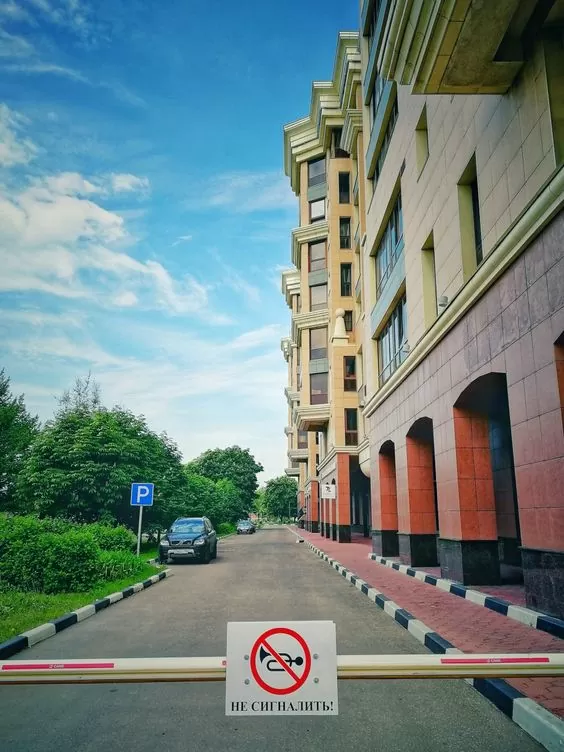 Шлагбаум во дворе многоквартирного дома